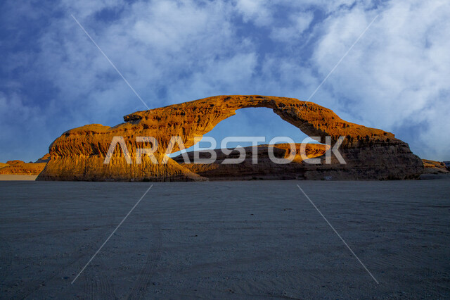 التكوينات الصخرية الطبيعية في مدينة العلا بالمملكة العربية السعودية، المعالم التاريخية الأثرية السياحية، الطبيعة الصحراوية، المرتفعات الجبلية في محافظة العلا، السياحة في السعودية، قوس صخري في مدينة العلا