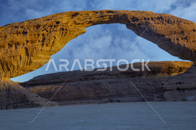 التكوينات الصخرية الطبيعية في مدينة العلا بالمملكة العربية السعودية، المعالم التاريخية الأثرية السياحية، الطبيعة الصحراوية، المرتفعات الجبلية في محافظة العلا، السياحة في السعودية، قوس صخري في مدينة العلا