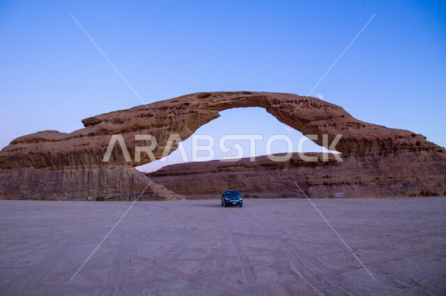 التكوينات الصخرية الطبيعية في مدينة العلا بالمملكة العربية السعودية، المعالم التاريخية الأثرية السياحية، الطبيعة الصحراوية، المرتفعات الجبلية في محافظة العلا، السياحة في السعودية، قوس صخري في مدينة العلا