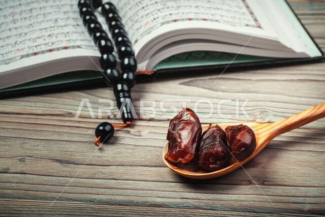 المصحف الشريف المفتوح مع مسبحة