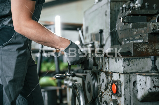 صوره مقربه ليد مهندس يعمل على آلة ، يرتدي الزي الرسمي الخاص بالعمل ، الإصلاحات والإنشاءات ، مهن ووظائف ، مفهوم الصيانة 