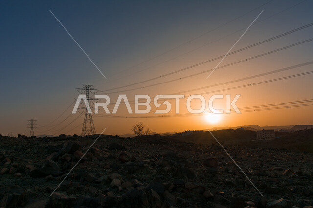 صورة جمالية ظلية للخطوط الكهربائية وقت الغروب ، منظر غروب الشمس في سماء السعودية ، محطة الكهرباء ، طاقة كهربائية ، محطة توزيع الكهرباء في السعودية