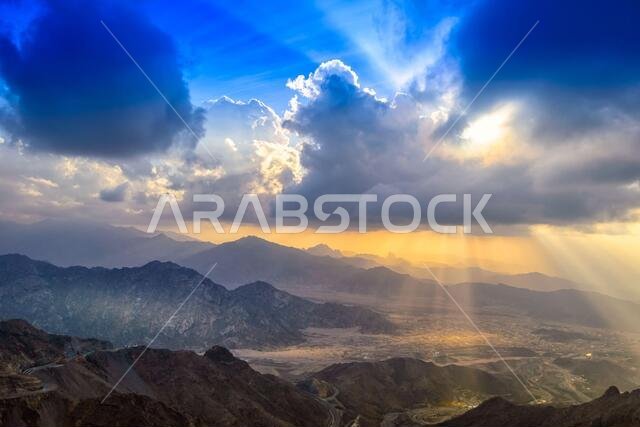 غروب الشمس في الجبال