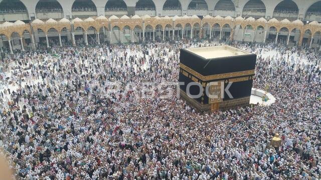 مكة المكرمة، المملكة العربية السعودية، أغسطس 2019 - تجمع الحجاج المسلمون من جميع أنحاء العالم لأداء العمرة أو الحج في المسجد الحرام بمكة المكرمة، المملكة العربية السعودية