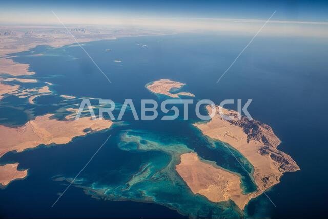 منظر جوي للمملكة العربية السعودية ومضيق تيران بين خليج العقبة والبحر الأحمر والمحيط الهندي