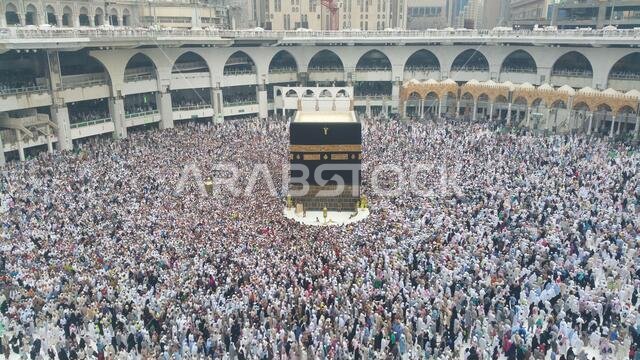 مكة المكرمة، المملكة العربية السعودية، أغسطس 2019 - تجمع الحجاج المسلمون من جميع أنحاء العالم لأداء العمرة أو الحج في المسجد الحرام بمكة المكرمة، المملكة العربية السعودية
