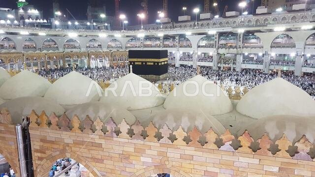 مكة المكرمة، المملكة العربية السعودية، أغسطس 2019 - تجمع الحجاج المسلمون من جميع أنحاء العالم لأداء العمرة أو الحج في المسجد الحرام بمكة المكرمة، المملكة العربية السعودية