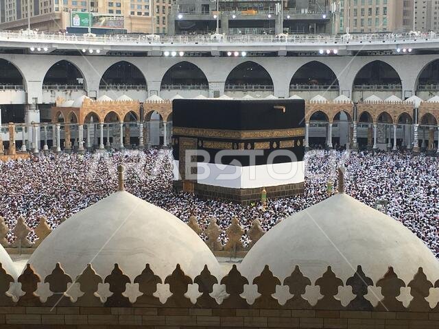مكة المكرمة، المملكة العربية السعودية، أغسطس 2019 - تجمع الحجاج المسلمون من جميع أنحاء العالم لأداء العمرة أو الحج في المسجد الحرام بمكة المكرمة، المملكة العربية السعودية