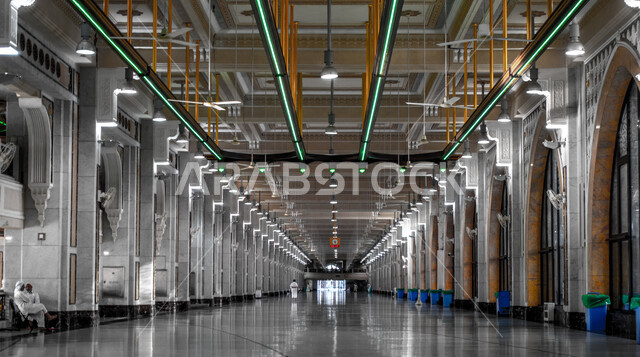 A picture from the inside of the quest, the quest between Safa and Marwa in Mecca, the vineyard to perform Umrah, perform religious duties, Islam and worship, perform Hajj and Umrah, worship and draw closer to God