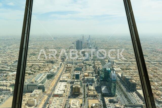 الرياض، المملكة العربية السعودية. برج المملكة / المركز. منظر جوي لمدينة الرياض من الجسر العلوي.