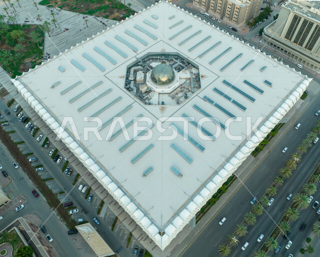 صورة إبداعية من الاعلى لمكتبة الملك فهد الوطنية في مدينة الرياض، معالم سياحية مشهورة بالرياض في المملكة العربية السعودية، طريق الملك فهد في الرياض، حركة سير السيارات على الطريق العام ، مكتبات وطنية في السعودية