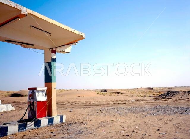 محطة وقود على حافة الصحراء العربية بالقرب من الحدود بين اليمن والمملكة العربية السعودية