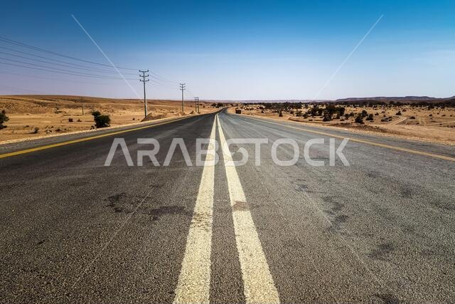 طريق صحراوي طويل - رحلة على حافة العالم - الرياض، المملكة العربية السعودية. تم التقاط الصورة في 8 نوفمبر 2019.
