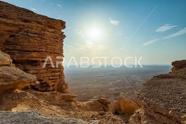 حافة العالم، معلم طبيعي ووجهة سياحية شهيرة بالقرب من الرياض في المملكة العربية السعودية. تركيز انتقائي على الموضوع وخلفية ضبابية