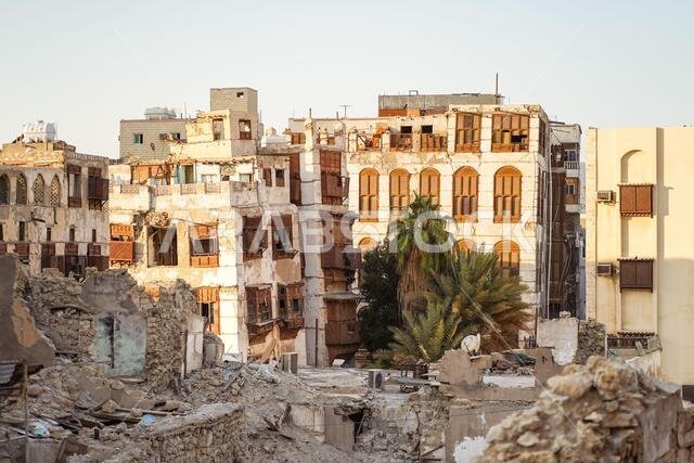 مبنى خشبي تاريخي منهار وآيل للسقوط في مركز البلد التاريخي التابع لليونسكو، جدة، المملكة العربية السعودية