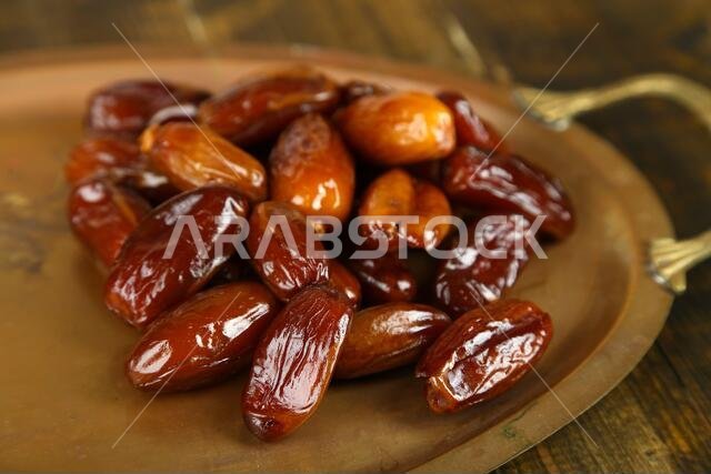 صورة توضيحية لأطعمة رمضان: تمر النخيل على صينية