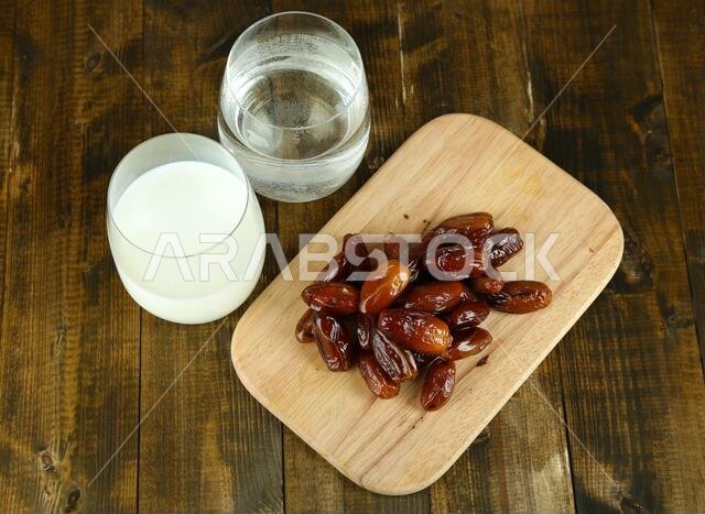 صورة توضيحية لأطعمة رمضان: التمر والحليب والماء