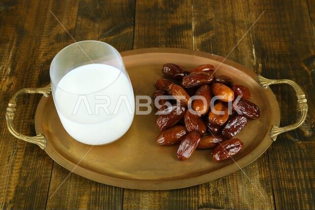 صورة توضيحية لأطعمة رمضان: تمر النخيل، حليب في كوب صورة توضيحية لأطعمة رمضان: تمر النخيل، حليب في كوب