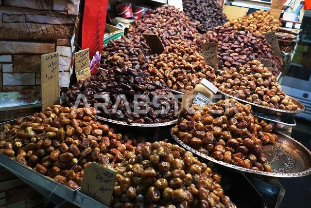 تمور معروضة في سوق مفتوح