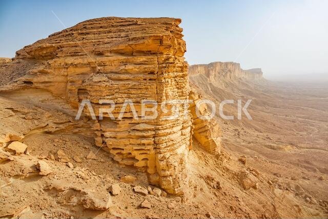 حافة العالم (جبل الفهرين)، وهو جرف مثير يقع شمال غرب الرياض، المملكة العربية السعودية.