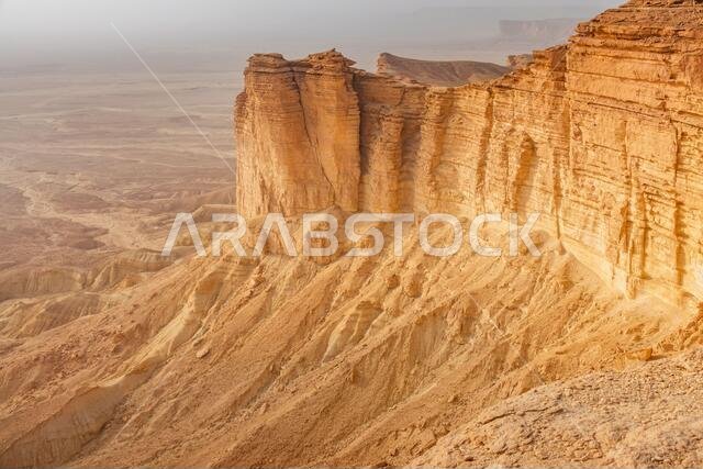 حافة العالم (جبل الفهرين)، وهو جرف مثير يقع شمال غرب الرياض، المملكة العربية السعودية.