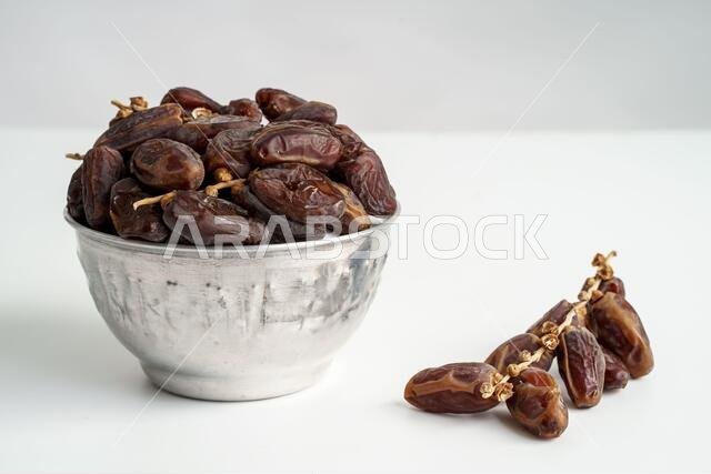 ثمار التمر على خلفية بيضاء. ثمار نخيل التمر المجفف (مجدول)