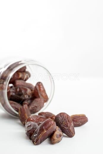 ثمار التمر على خلفية بيضاء. ثمار نخيل التمر المجفف (مجدول)