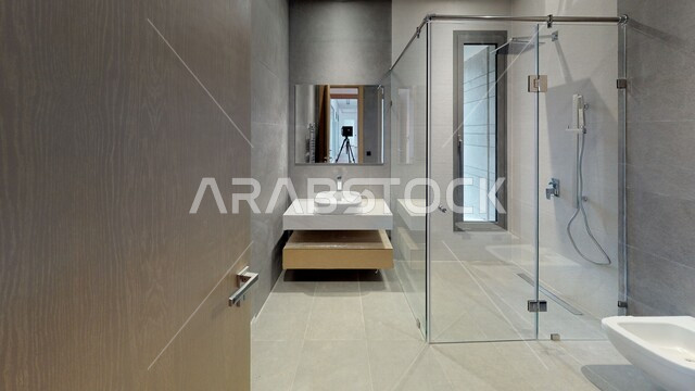 حمام فاخر في أحد الفنادق، تصاميم وديكورات داخلية للحمامات ، دورة مياه رخاميه في أحد المباني السكنيه ، تصميم حمامات حديثة ، فنادق فاخرة ، تصميم معماري هندسي حديث ، الحمام الداخلي الحديث ، حمام حديث في داخل إحدى الفلل الفاخرة