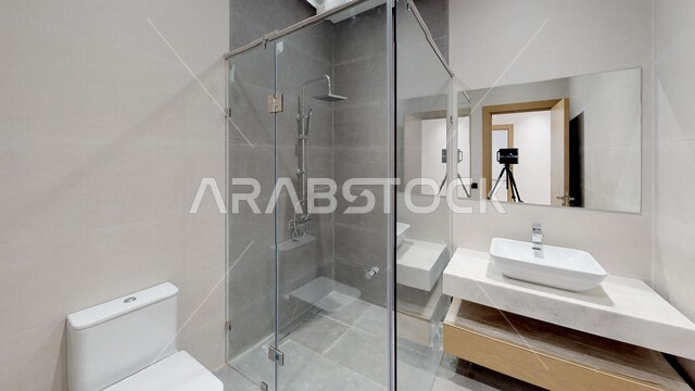 حمام فاخر في أحد الفنادق، تصاميم وديكورات داخلية للحمامات ، دورة مياه رخاميه في أحد المباني السكنيه ، تصميم حمامات حديثة ، فنادق فاخرة ، تصميم معماري هندسي حديث ، الحمام الداخلي الحديث ، حمام حديث في داخل إحدى الفلل الفاخرة