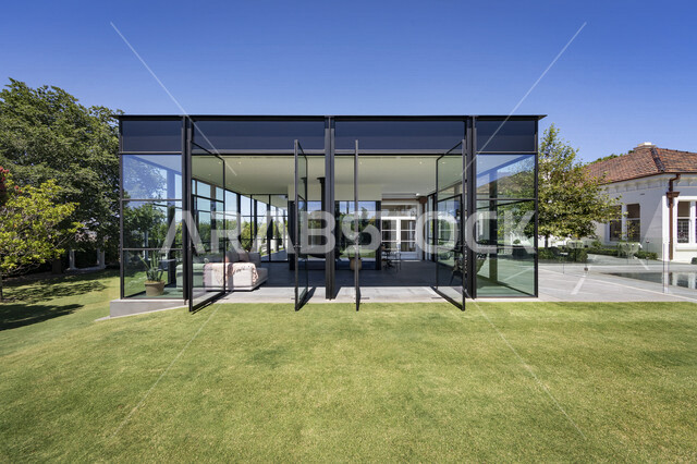 صورة لفيلا خارجية وحديقة أمام المنزل ، تصاميم عصرية و جذابة ، ديكورات رائعة ، تصاميم فخمة و جميلة ، شقق سكنية سياحية ، شاليهات سياحية