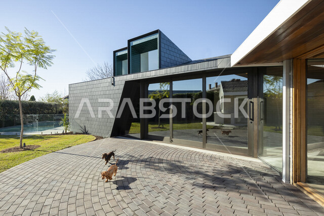 صورة لفيلا خارجية مع مسبح صغير وحديقة جميلة ، تصاميم عصرية و جذابة ، ديكورات رائعة ، تصاميم فخمة و جميلة ، شقق سكنية سياحية ، فنادق فاخرة ، أماكن سياحية ترفيهية ، شاليهات سياحية