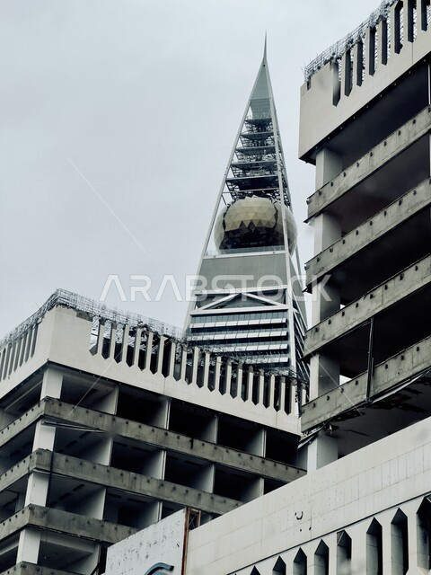 برج الفيصلية وقت النهار في مدينة الرياض بالمملكة العربية السعودية ، الفن الهندسي المعماري على الطراز الحديث للابراج وناطحات السحاب، معالم سياحية مشهورة، النمو و التطور العمراني