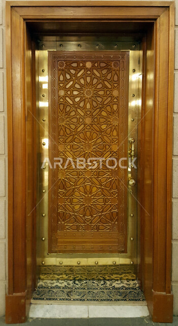 صورة مقربة لاحد الابواب في المسجد النبوي الشريف بالمدينه المنوره، الزخرفه الإسلاميه العريقه لبوابات المسجد النبوي، الفن الهندسي المعماري، مسجد النبي محمد صلى الله عليه وسلم في السعوديه
