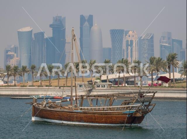يُعد ميناء المراكب الشراعية، الواقع على الجانب الشرقي من الكورنيش، أحد المعالم الرئيسية في الدوحة، ويعرض مجموعة كاملة من القوارب التقليدية.