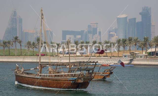 يُعد ميناء المراكب الشراعية، الواقع على الجانب الشرقي من الكورنيش، أحد المعالم الرئيسية في الدوحة، ويعرض مجموعة كاملة من القوارب التقليدية.