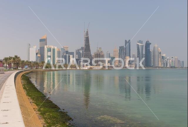 الدوحة، قطر - ربما يكون كورنيش الدوحة أبرز معالم المدينة، وهو عبارة عن ممشى على الواجهة البحرية يمتد لمسافة سبعة كيلومترات على طول خليج الدوحة.