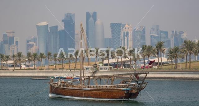 يُعد ميناء المراكب الشراعية، الواقع على الجانب الشرقي من الكورنيش، أحد المعالم الرئيسية في الدوحة، ويعرض مجموعة كاملة من القوارب التقليدية.