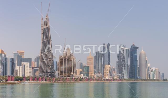 الدوحة، قطر - ربما يكون كورنيش الدوحة أبرز معالم المدينة، وهو عبارة عن ممشى على الواجهة البحرية يمتد لمسافة سبعة كيلومترات على طول خليج الدوحة.