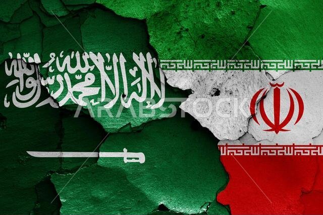 أعلام السعودية وإيران مرسومة على جدار متصدع