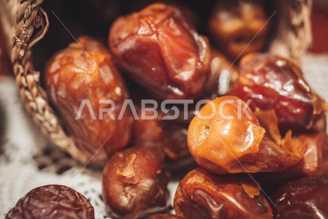 تمر السكري الطازج واللذيذ من المملكة العربية السعودية