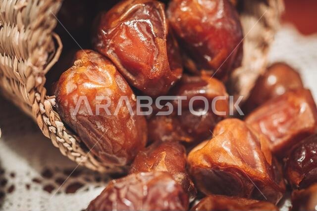 تمر السكري الطازج واللذيذ من المملكة العربية السعودية