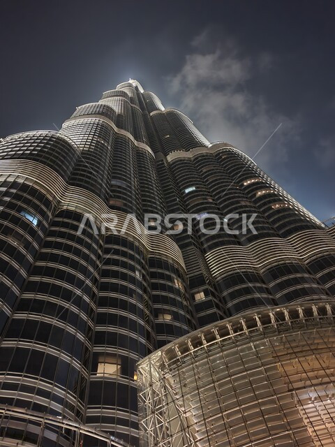 صورة جمالية بزاوية من الأسفل لبرج خلفية في إمارة دبي بدولة الإمارات العربية المتحدة ، أطول برج في العالم العربي ، معالم سياحية مشهورة في الإمارات ، الفن الهندسي المعماري بالإمارات ، الأبراج وناطحات السحاب