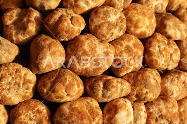 الكمأ الذي يتم حصاده في صحاري المملكة العربية السعودية والعراق وإيران معروض للبيع في سوق الكويت