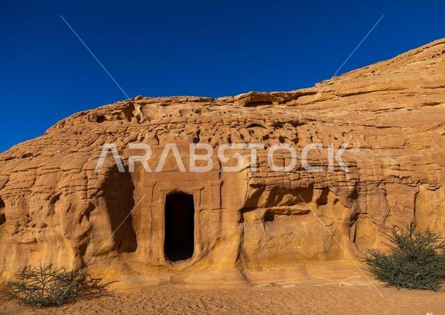 مقبرة نبطية في موقع الحجر الأثري في مدائن صالح، منطقة المدينة المنورة، العلا، المملكة العربية السعودية