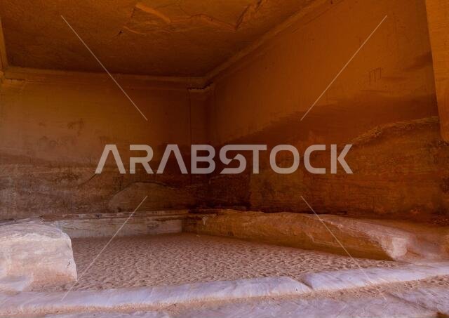 الديوان في جبل إثلب في موقع الحجر الأثري في مدائن صالح، منطقة المدينة المنورة، العلا، المملكة العربية السعودية