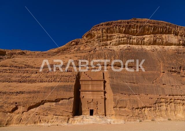 مقبرة نبطية في موقع الحجر الأثري في مدائن صالح، منطقة المدينة المنورة، العلا، المملكة العربية السعودية