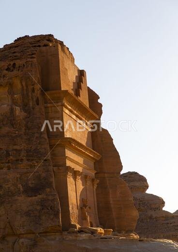 منظر جانبي لمقبرة قصر الفريد لحيان بن كوزا في مدائن صالح، منطقة المدينة المنورة، العلا، المملكة العربية السعودية