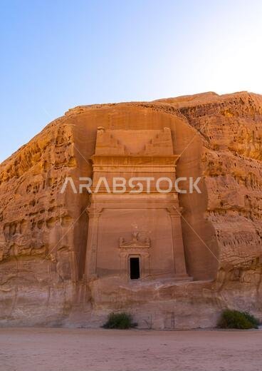 مقبرة نبطية في موقع الحجر الأثري في مدائن صالح، منطقة المدينة المنورة، العلا، المملكة العربية السعودية