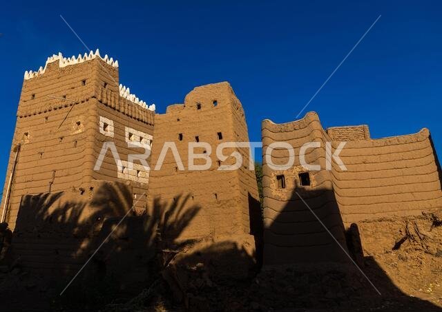 بيوت طينية تقليدية قديمة متعددة الطوابق، محافظة نجران، نجران، المملكة العربية السعودية بيوت طينية تقليدية قديمة متعددة الطوابق، محافظة نجران، نجران، المملكة العربية السعودية