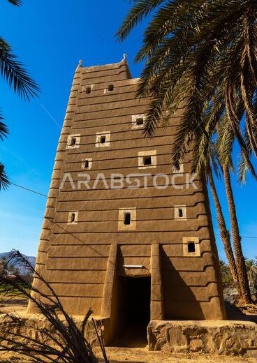 منزل طيني تقليدي قديم متعدد الطوابق، منطقة نجران، نجران، المملكة العربية السعودية منزل طيني تقليدي قديم متعدد الطوابق، منطقة نجران، نجران، المملكة العربية السعودية